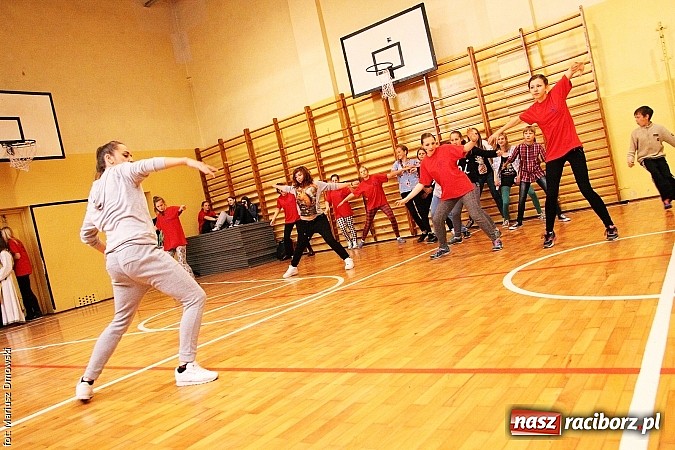 Zdjęcie w galerii na portalu naszraciborz.pl: Warsztaty, ćwiczenia chemiczne, pokazy fizyczne, gry... Czyli Festiwal Nauki i Techniki w Gimnazjum nr 5  wiadomości z regionu