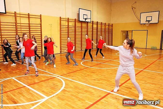 Zdjęcie w galerii na portalu naszraciborz.pl: Warsztaty, ćwiczenia chemiczne, pokazy fizyczne, gry... Czyli Festiwal Nauki i Techniki w Gimnazjum nr 5  wiadomości z regionu