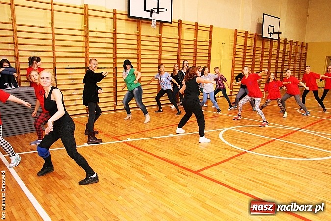 Zdjęcie w galerii na portalu naszraciborz.pl: Warsztaty, ćwiczenia chemiczne, pokazy fizyczne, gry... Czyli Festiwal Nauki i Techniki w Gimnazjum nr 5  wiadomości z regionu