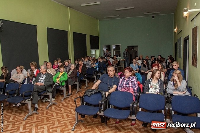 Zdjęcie w galerii na portalu naszraciborz.pl: Szkocka intryga - premiera nowej komedii na deskach Młodzieżowego Domu Kultury wiadomości z regionu