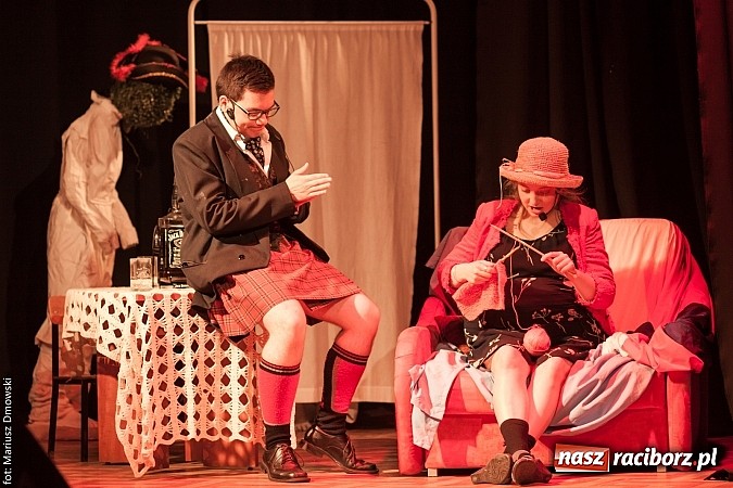 Zdjęcie w galerii na portalu naszraciborz.pl: Szkocka intryga - premiera nowej komedii na deskach Młodzieżowego Domu Kultury wiadomości z regionu