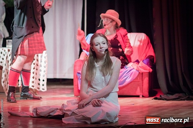 Zdjęcie w galerii na portalu naszraciborz.pl: Szkocka intryga - premiera nowej komedii na deskach Młodzieżowego Domu Kultury wiadomości z regionu