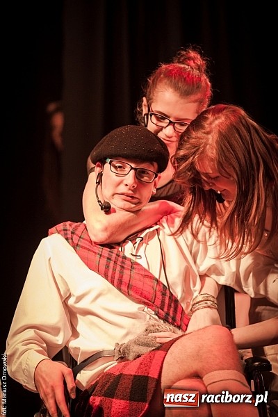 Zdjęcie w galerii na portalu naszraciborz.pl: Szkocka intryga - premiera nowej komedii na deskach Młodzieżowego Domu Kultury wiadomości z regionu