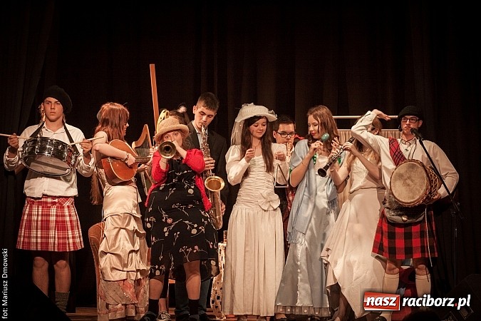 Zdjęcie w galerii na portalu naszraciborz.pl: Szkocka intryga - premiera nowej komedii na deskach Młodzieżowego Domu Kultury wiadomości z regionu