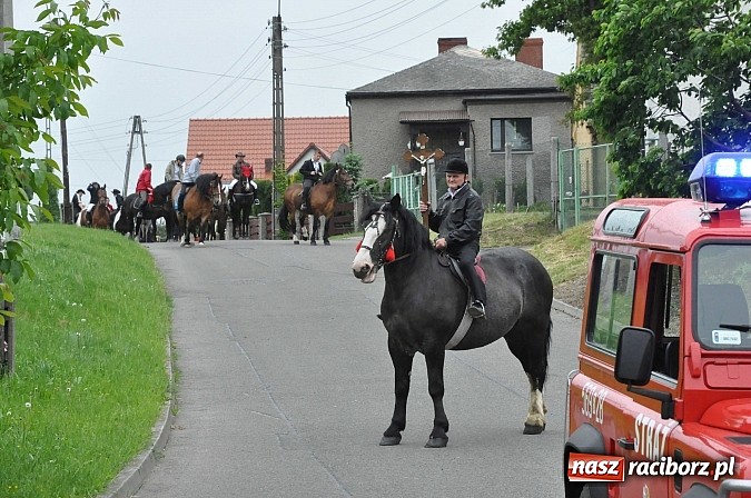 Zdjęcie w galerii na portalu naszraciborz.pl: W Brzeziu jak tradycja każe mimo deszczu poszli w procesji ze św. Urbanem wiadomości z regionu