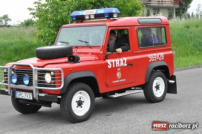 Zdjęcie w galerii na portalu naszraciborz.pl: W Brzeziu jak tradycja każe mimo deszczu poszli w procesji ze św. Urbanem wiadomości z regionu