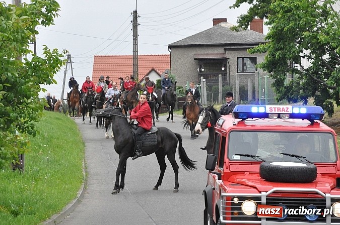 Zdjęcie w galerii na portalu naszraciborz.pl: W Brzeziu jak tradycja każe mimo deszczu poszli w procesji ze św. Urbanem wiadomości z regionu