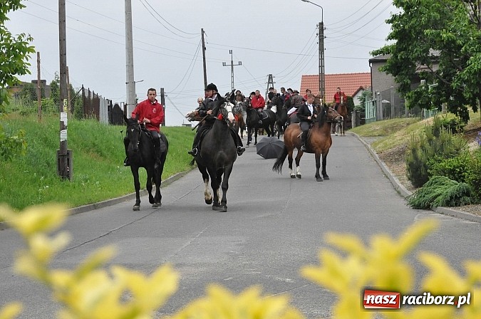 Zdjęcie w galerii na portalu naszraciborz.pl: W Brzeziu jak tradycja każe mimo deszczu poszli w procesji ze św. Urbanem wiadomości z regionu