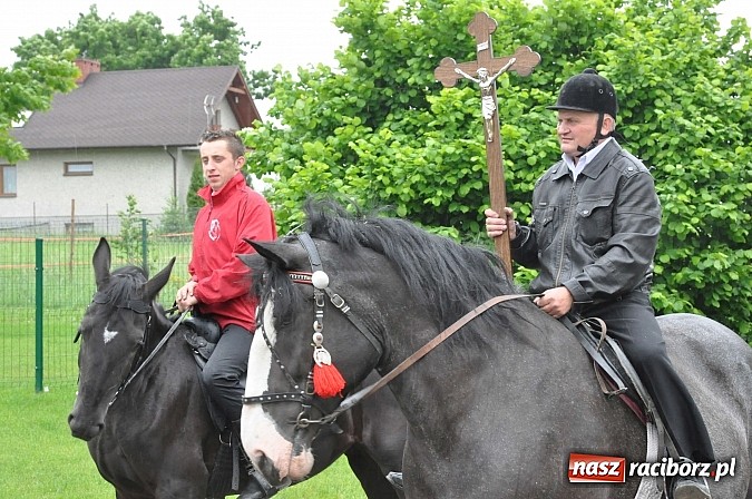 Zdjęcie w galerii na portalu naszraciborz.pl: W Brzeziu jak tradycja każe mimo deszczu poszli w procesji ze św. Urbanem wiadomości z regionu