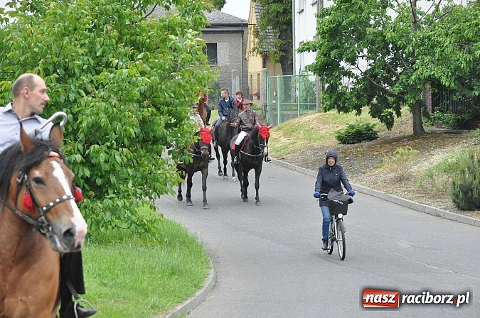 Zdjęcie w galerii na portalu naszraciborz.pl: W Brzeziu jak tradycja każe mimo deszczu poszli w procesji ze św. Urbanem wiadomości z regionu