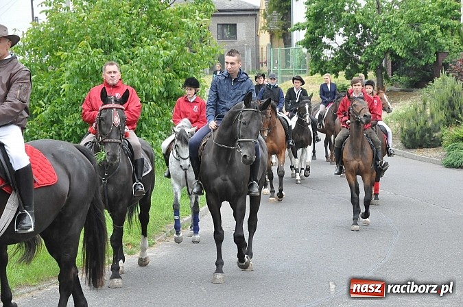 Zdjęcie w galerii na portalu naszraciborz.pl: W Brzeziu jak tradycja każe mimo deszczu poszli w procesji ze św. Urbanem wiadomości z regionu