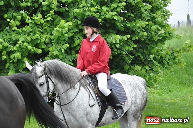Zdjęcie w galerii na portalu naszraciborz.pl: W Brzeziu jak tradycja każe mimo deszczu poszli w procesji ze św. Urbanem wiadomości z regionu