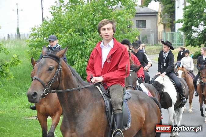 Zdjęcie w galerii na portalu naszraciborz.pl: W Brzeziu jak tradycja każe mimo deszczu poszli w procesji ze św. Urbanem wiadomości z regionu