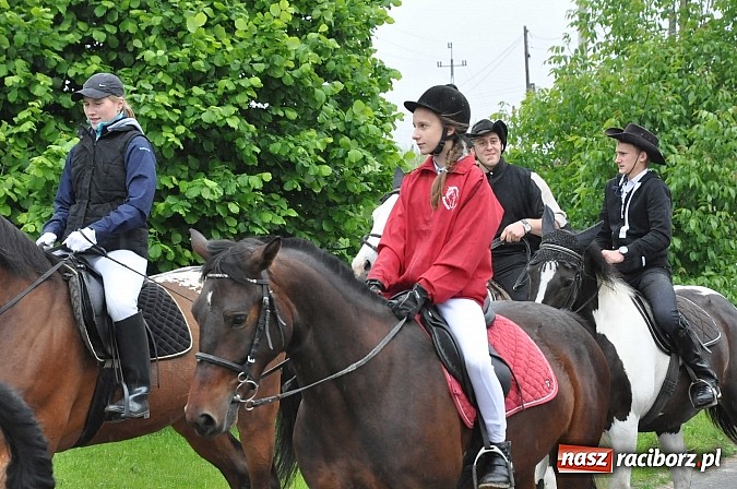 Zdjęcie w galerii na portalu naszraciborz.pl: W Brzeziu jak tradycja każe mimo deszczu poszli w procesji ze św. Urbanem wiadomości z regionu