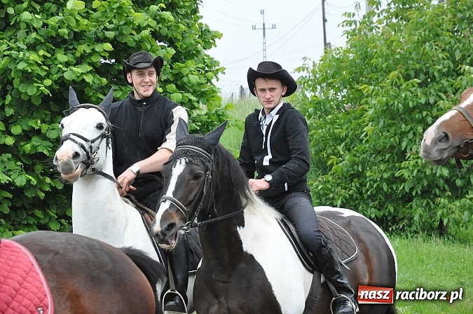 Zdjęcie w galerii na portalu naszraciborz.pl: W Brzeziu jak tradycja każe mimo deszczu poszli w procesji ze św. Urbanem wiadomości z regionu