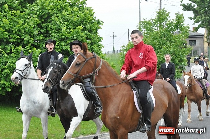 Zdjęcie w galerii na portalu naszraciborz.pl: W Brzeziu jak tradycja każe mimo deszczu poszli w procesji ze św. Urbanem wiadomości z regionu