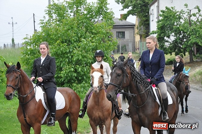 Zdjęcie w galerii na portalu naszraciborz.pl: W Brzeziu jak tradycja każe mimo deszczu poszli w procesji ze św. Urbanem wiadomości z regionu