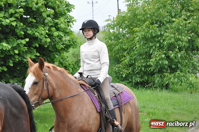 Zdjęcie w galerii na portalu naszraciborz.pl: W Brzeziu jak tradycja każe mimo deszczu poszli w procesji ze św. Urbanem wiadomości z regionu
