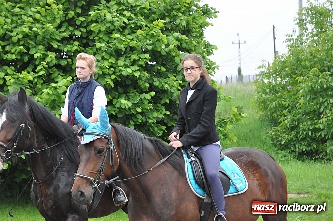 Zdjęcie w galerii na portalu naszraciborz.pl: W Brzeziu jak tradycja każe mimo deszczu poszli w procesji ze św. Urbanem wiadomości z regionu