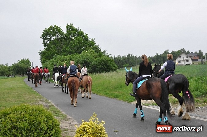 Zdjęcie w galerii na portalu naszraciborz.pl: W Brzeziu jak tradycja każe mimo deszczu poszli w procesji ze św. Urbanem wiadomości z regionu