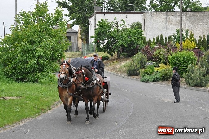 Zdjęcie w galerii na portalu naszraciborz.pl: W Brzeziu jak tradycja każe mimo deszczu poszli w procesji ze św. Urbanem wiadomości z regionu