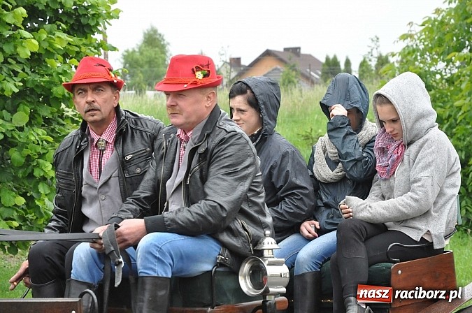 Zdjęcie w galerii na portalu naszraciborz.pl: W Brzeziu jak tradycja każe mimo deszczu poszli w procesji ze św. Urbanem wiadomości z regionu