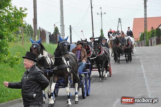 Zdjęcie w galerii na portalu naszraciborz.pl: W Brzeziu jak tradycja każe mimo deszczu poszli w procesji ze św. Urbanem wiadomości z regionu