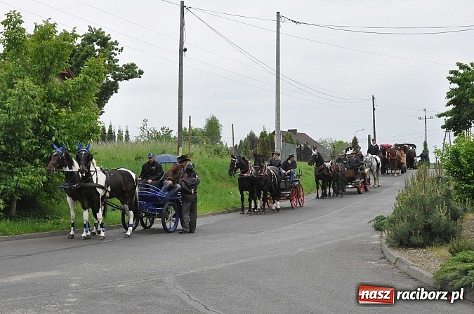 Zdjęcie w galerii na portalu naszraciborz.pl: W Brzeziu jak tradycja każe mimo deszczu poszli w procesji ze św. Urbanem wiadomości z regionu
