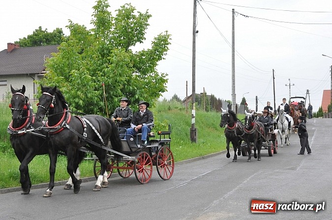 Zdjęcie w galerii na portalu naszraciborz.pl: W Brzeziu jak tradycja każe mimo deszczu poszli w procesji ze św. Urbanem wiadomości z regionu