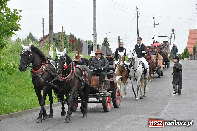 Zdjęcie w galerii na portalu naszraciborz.pl: W Brzeziu jak tradycja każe mimo deszczu poszli w procesji ze św. Urbanem wiadomości z regionu