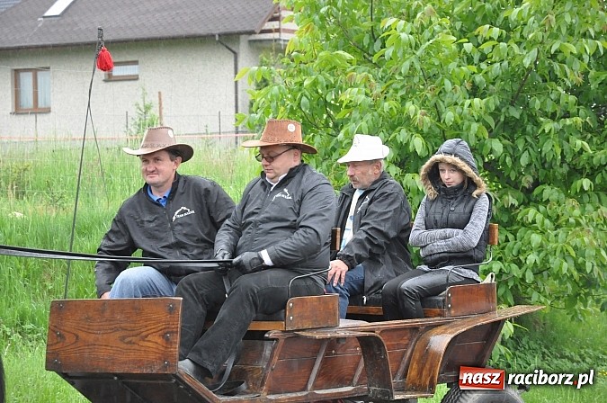 Zdjęcie w galerii na portalu naszraciborz.pl: W Brzeziu jak tradycja każe mimo deszczu poszli w procesji ze św. Urbanem wiadomości z regionu