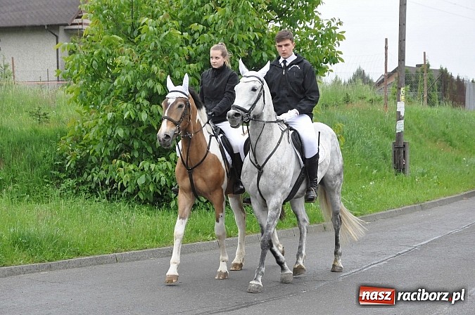 Zdjęcie w galerii na portalu naszraciborz.pl: W Brzeziu jak tradycja każe mimo deszczu poszli w procesji ze św. Urbanem wiadomości z regionu