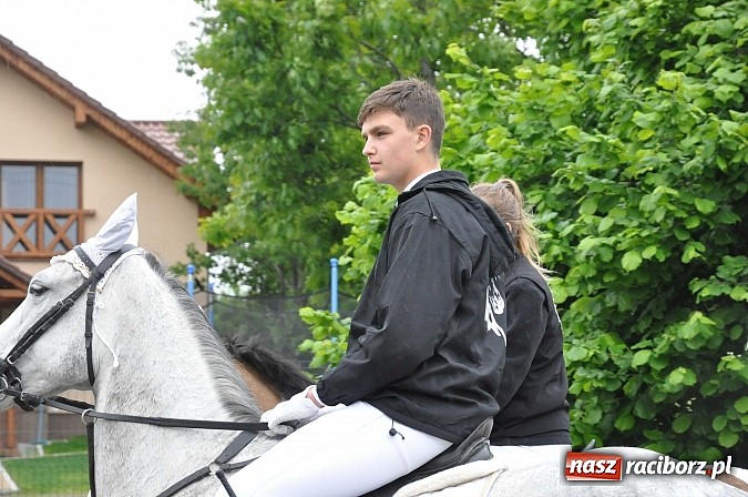 Zdjęcie w galerii na portalu naszraciborz.pl: W Brzeziu jak tradycja każe mimo deszczu poszli w procesji ze św. Urbanem wiadomości z regionu