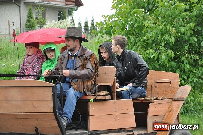 Zdjęcie w galerii na portalu naszraciborz.pl: W Brzeziu jak tradycja każe mimo deszczu poszli w procesji ze św. Urbanem wiadomości z regionu