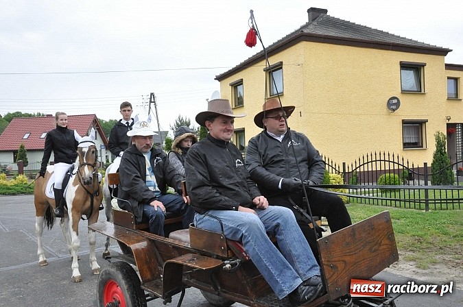 Zdjęcie w galerii na portalu naszraciborz.pl: W Brzeziu jak tradycja każe mimo deszczu poszli w procesji ze św. Urbanem wiadomości z regionu
