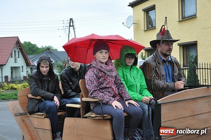 Zdjęcie w galerii na portalu naszraciborz.pl: W Brzeziu jak tradycja każe mimo deszczu poszli w procesji ze św. Urbanem wiadomości z regionu