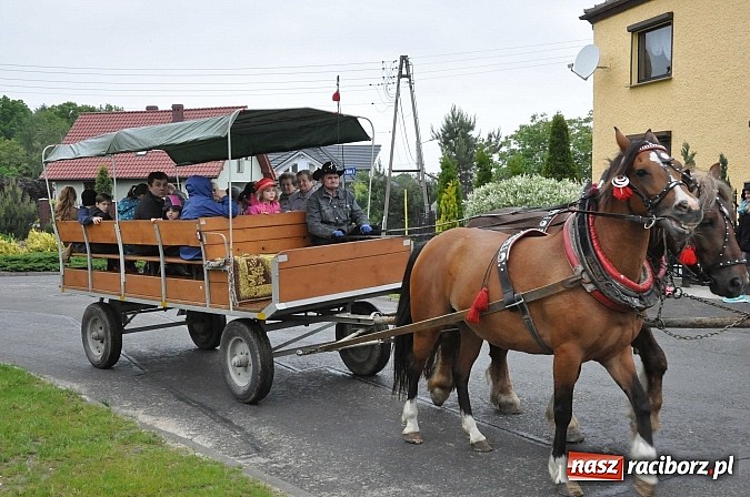 Zdjęcie w galerii na portalu naszraciborz.pl: W Brzeziu jak tradycja każe mimo deszczu poszli w procesji ze św. Urbanem wiadomości z regionu