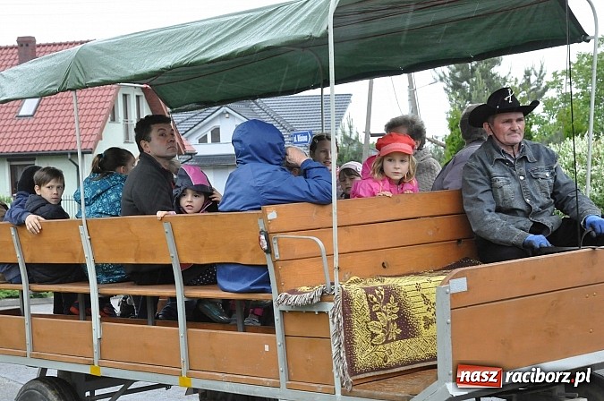 Zdjęcie w galerii na portalu naszraciborz.pl: W Brzeziu jak tradycja każe mimo deszczu poszli w procesji ze św. Urbanem wiadomości z regionu