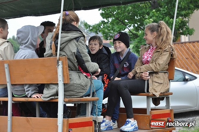 Zdjęcie w galerii na portalu naszraciborz.pl: W Brzeziu jak tradycja każe mimo deszczu poszli w procesji ze św. Urbanem wiadomości z regionu