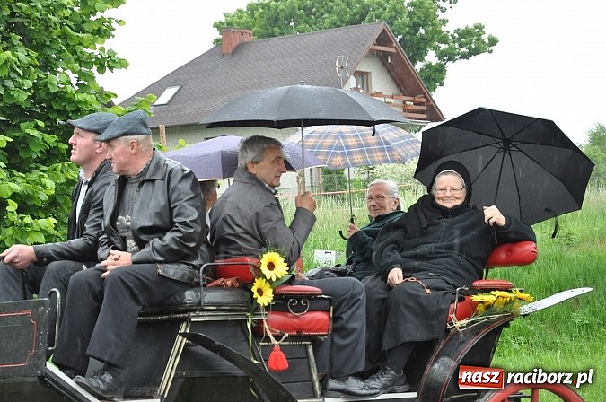 Zdjęcie w galerii na portalu naszraciborz.pl: W Brzeziu jak tradycja każe mimo deszczu poszli w procesji ze św. Urbanem wiadomości z regionu