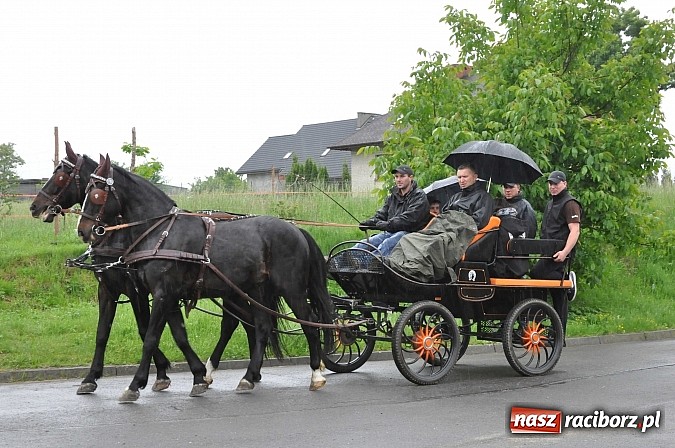 Zdjęcie w galerii na portalu naszraciborz.pl: W Brzeziu jak tradycja każe mimo deszczu poszli w procesji ze św. Urbanem wiadomości z regionu