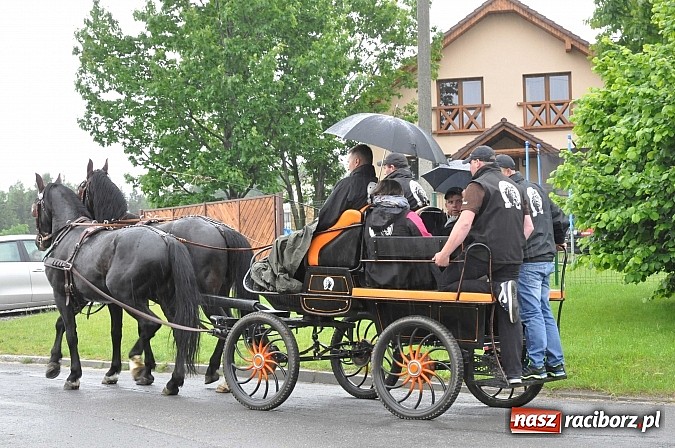 Zdjęcie w galerii na portalu naszraciborz.pl: W Brzeziu jak tradycja każe mimo deszczu poszli w procesji ze św. Urbanem wiadomości z regionu