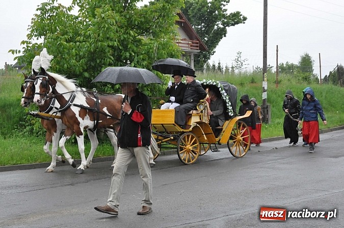 Zdjęcie w galerii na portalu naszraciborz.pl: W Brzeziu jak tradycja każe mimo deszczu poszli w procesji ze św. Urbanem wiadomości z regionu