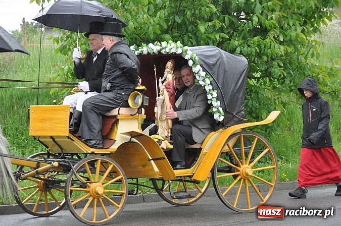 Zdjęcie w galerii na portalu naszraciborz.pl: W Brzeziu jak tradycja każe mimo deszczu poszli w procesji ze św. Urbanem wiadomości z regionu