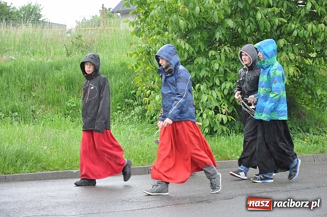 Zdjęcie w galerii na portalu naszraciborz.pl: W Brzeziu jak tradycja każe mimo deszczu poszli w procesji ze św. Urbanem wiadomości z regionu