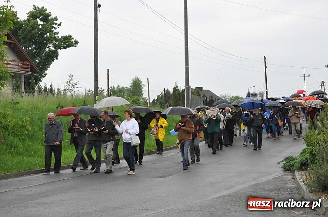 Zdjęcie w galerii na portalu naszraciborz.pl: W Brzeziu jak tradycja każe mimo deszczu poszli w procesji ze św. Urbanem wiadomości z regionu