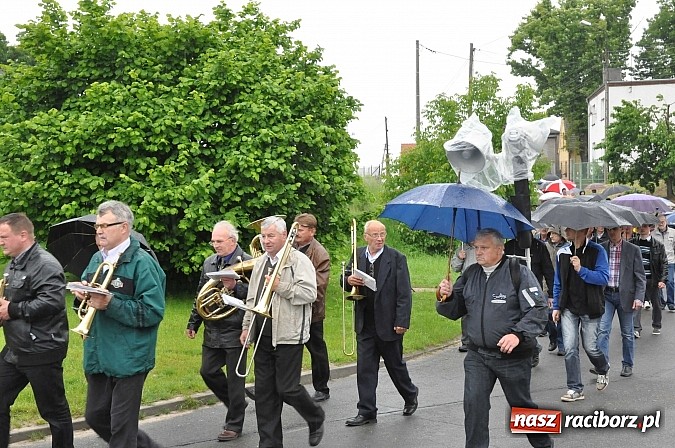 Zdjęcie w galerii na portalu naszraciborz.pl: W Brzeziu jak tradycja każe mimo deszczu poszli w procesji ze św. Urbanem wiadomości z regionu