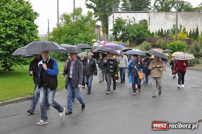 Zdjęcie w galerii na portalu naszraciborz.pl: W Brzeziu jak tradycja każe mimo deszczu poszli w procesji ze św. Urbanem wiadomości z regionu