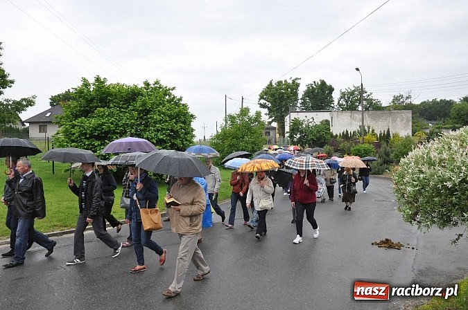 Zdjęcie w galerii na portalu naszraciborz.pl: W Brzeziu jak tradycja każe mimo deszczu poszli w procesji ze św. Urbanem wiadomości z regionu