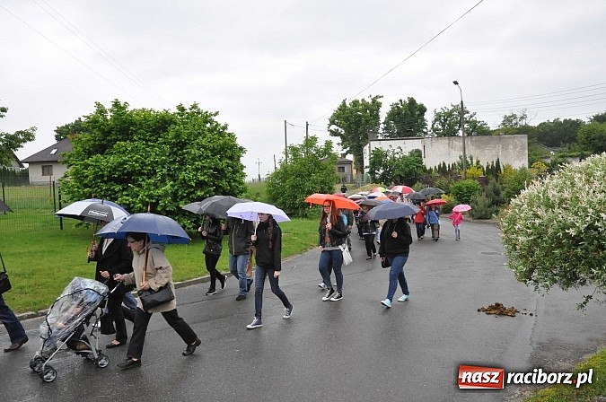 Zdjęcie w galerii na portalu naszraciborz.pl: W Brzeziu jak tradycja każe mimo deszczu poszli w procesji ze św. Urbanem wiadomości z regionu